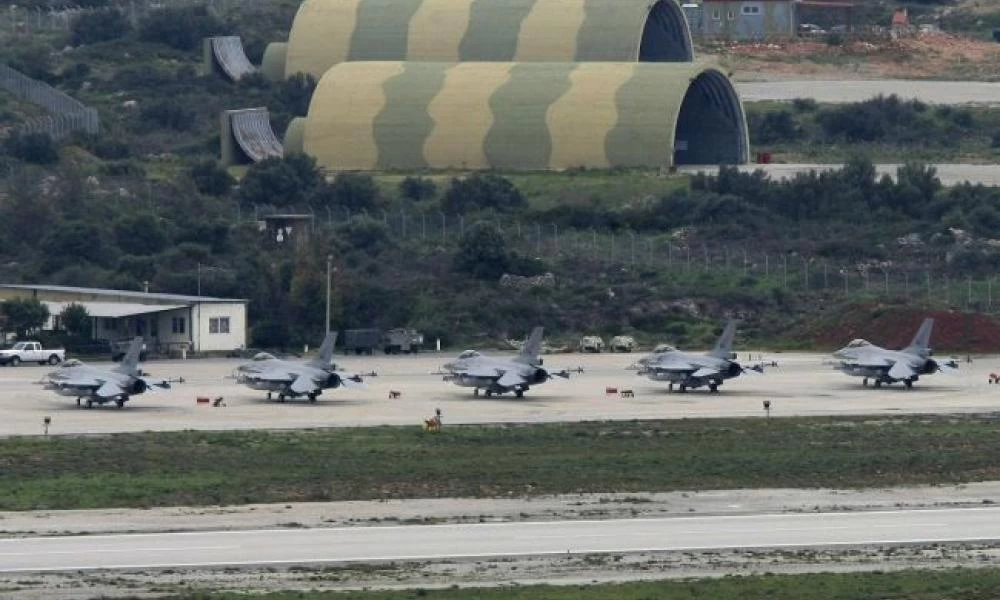 Αεροσκάφη ανεφοδιασμού KC-135 των ΗΠΑ σε ελληνικά αεροδρόμια-Στέλνουν και 500 επιπλέον στρατιώτες στην ΕΕ